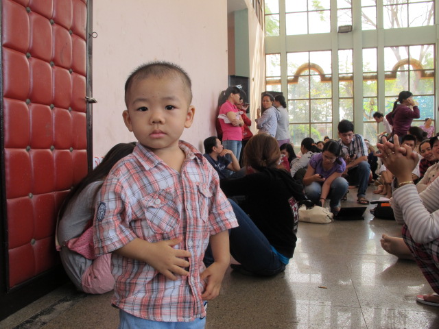 B&eacute; Tuấn Khang cũng c&oacute; mặt tại phi&ecirc;n t&ograve;a