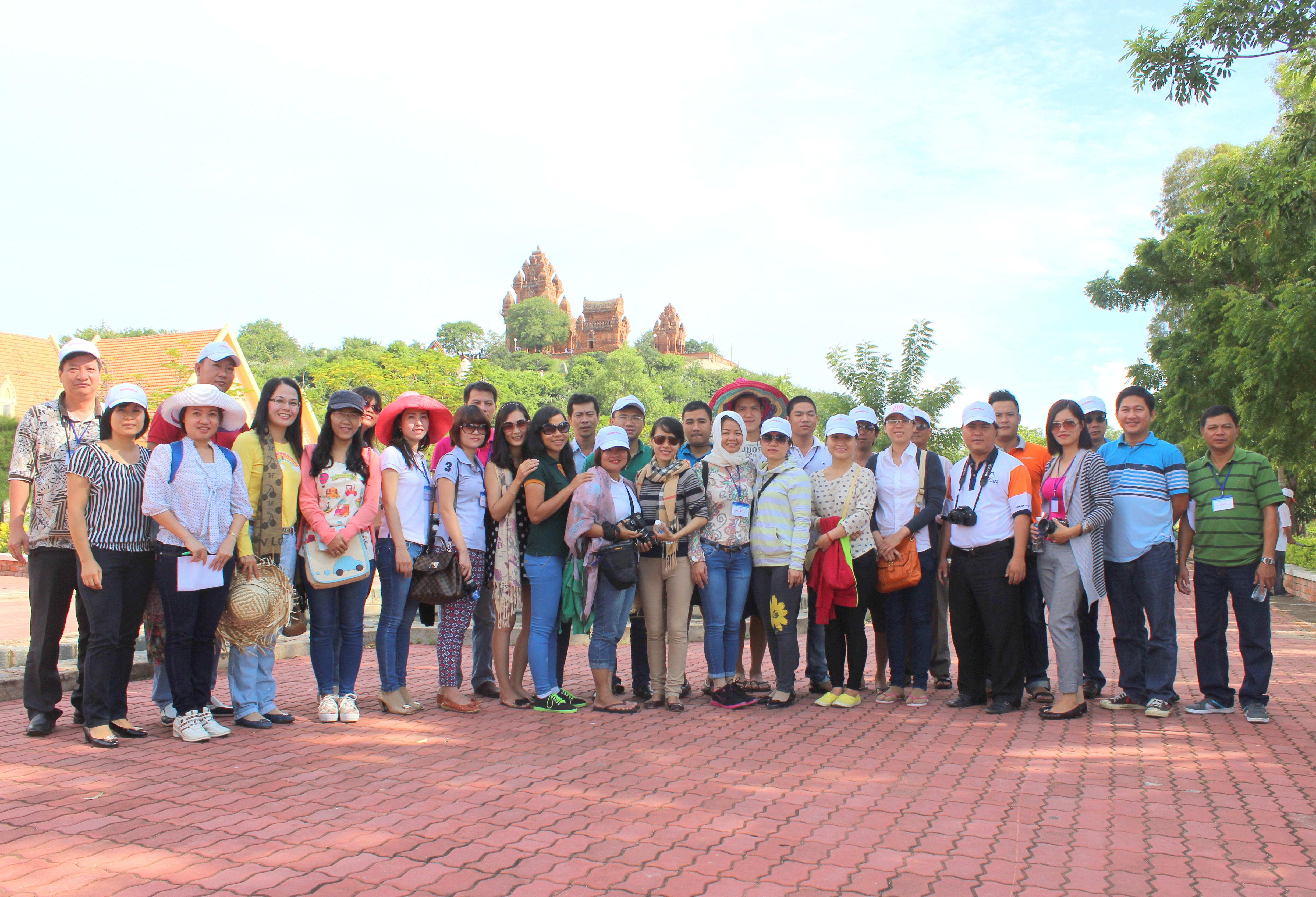 Đo&agrave;n famtrip tham quan th&aacute;p Po Klong Garai