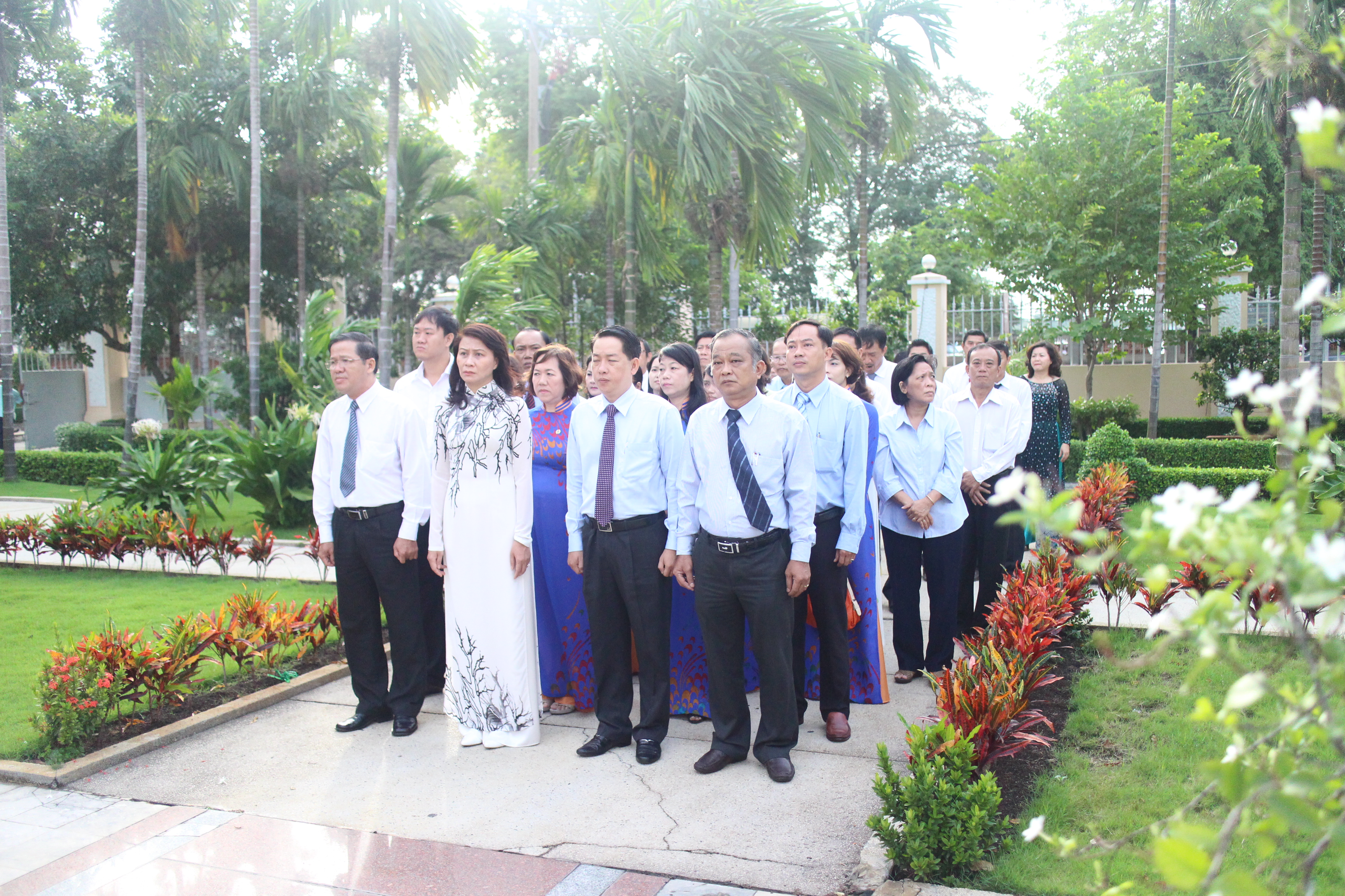 Đo&agrave;n đại biểu LĐLĐ TP HCM do b&agrave; Nguyễn Thị Thu, Chủ tịch LĐLĐ TP, dẫn đầu đến d&acirc;ng hoa tại tượng đ&agrave;i b&aacute;c T&ocirc;n