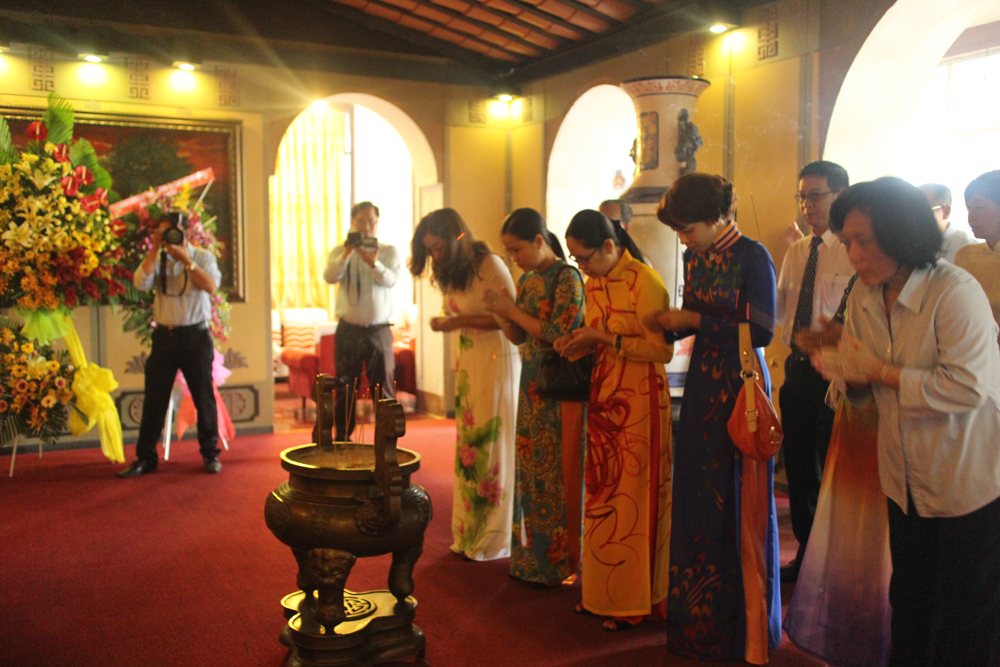 Dâng hoa tượng đài Bác Hồ, Bác Tôn và tượng đài Công nhân