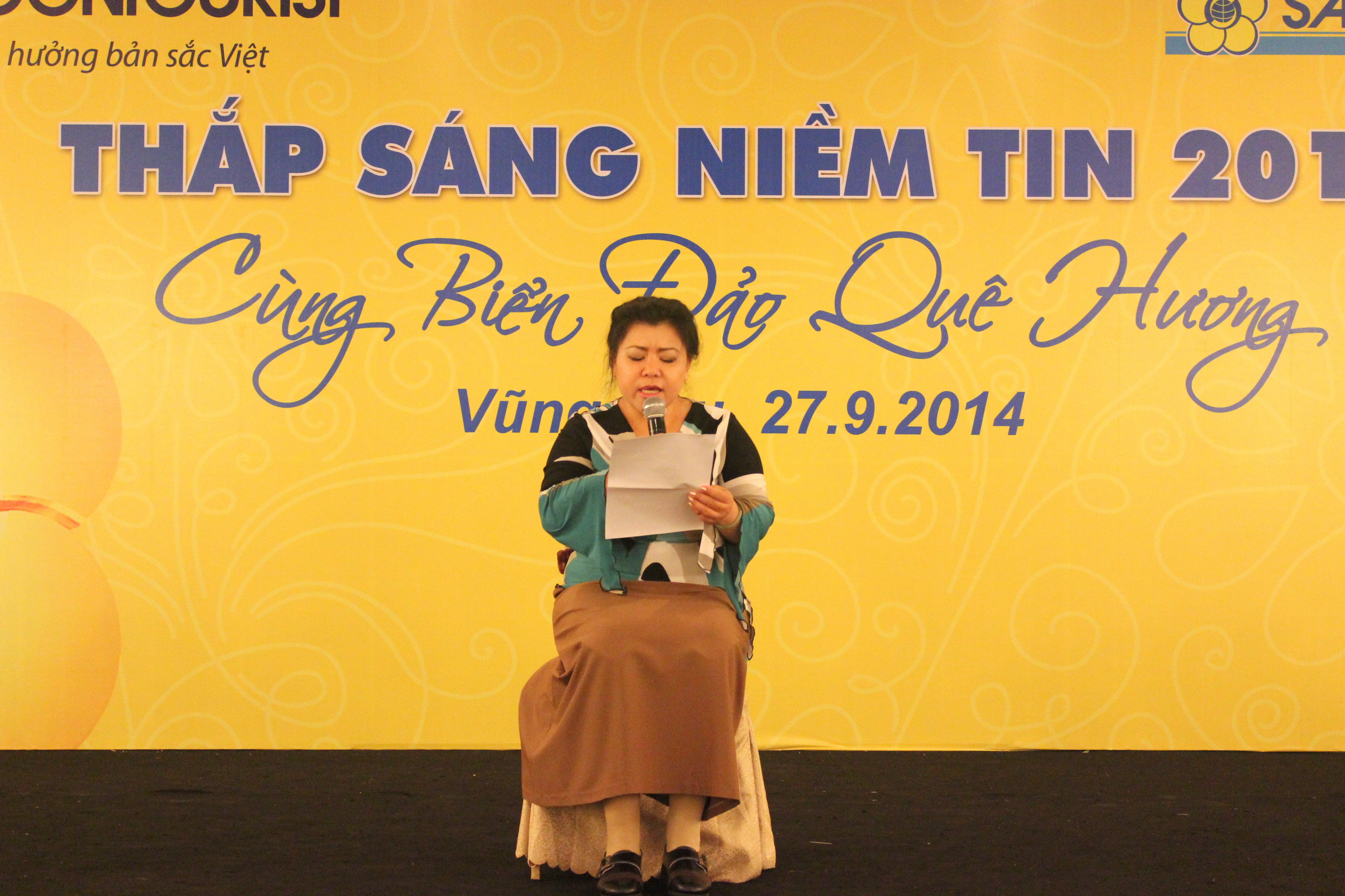C&ocirc; Hướng Dương đọc những d&ograve;ng thư m&agrave; c&aacute;c em gửi đến c&aacute;c chiến sĩ hải qu&acirc;n nơi nh&agrave; gi&agrave;n DK1