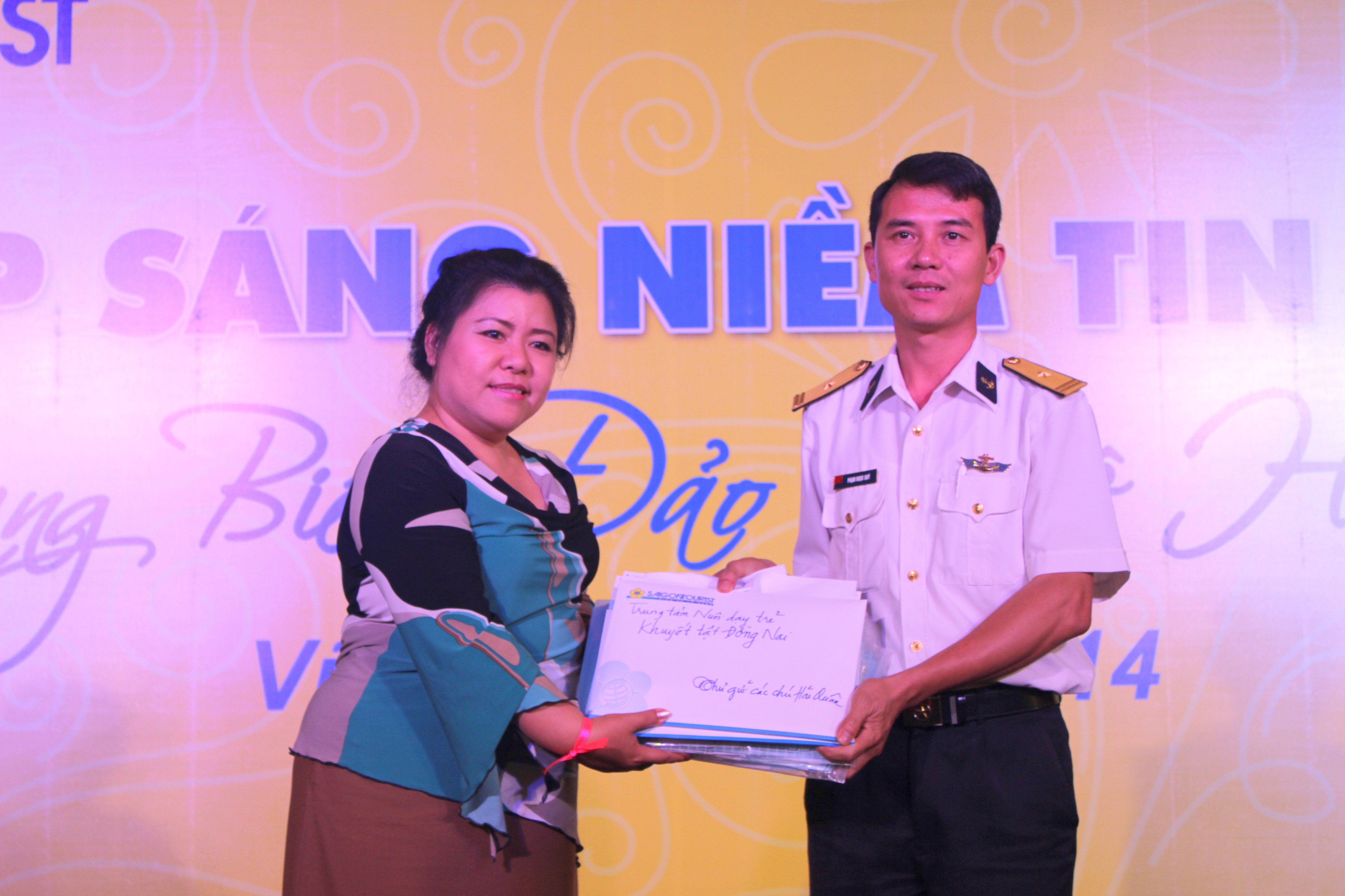 C&ocirc; Hướng Dương trao hơn 200 l&aacute; thư đến c&aacute;c