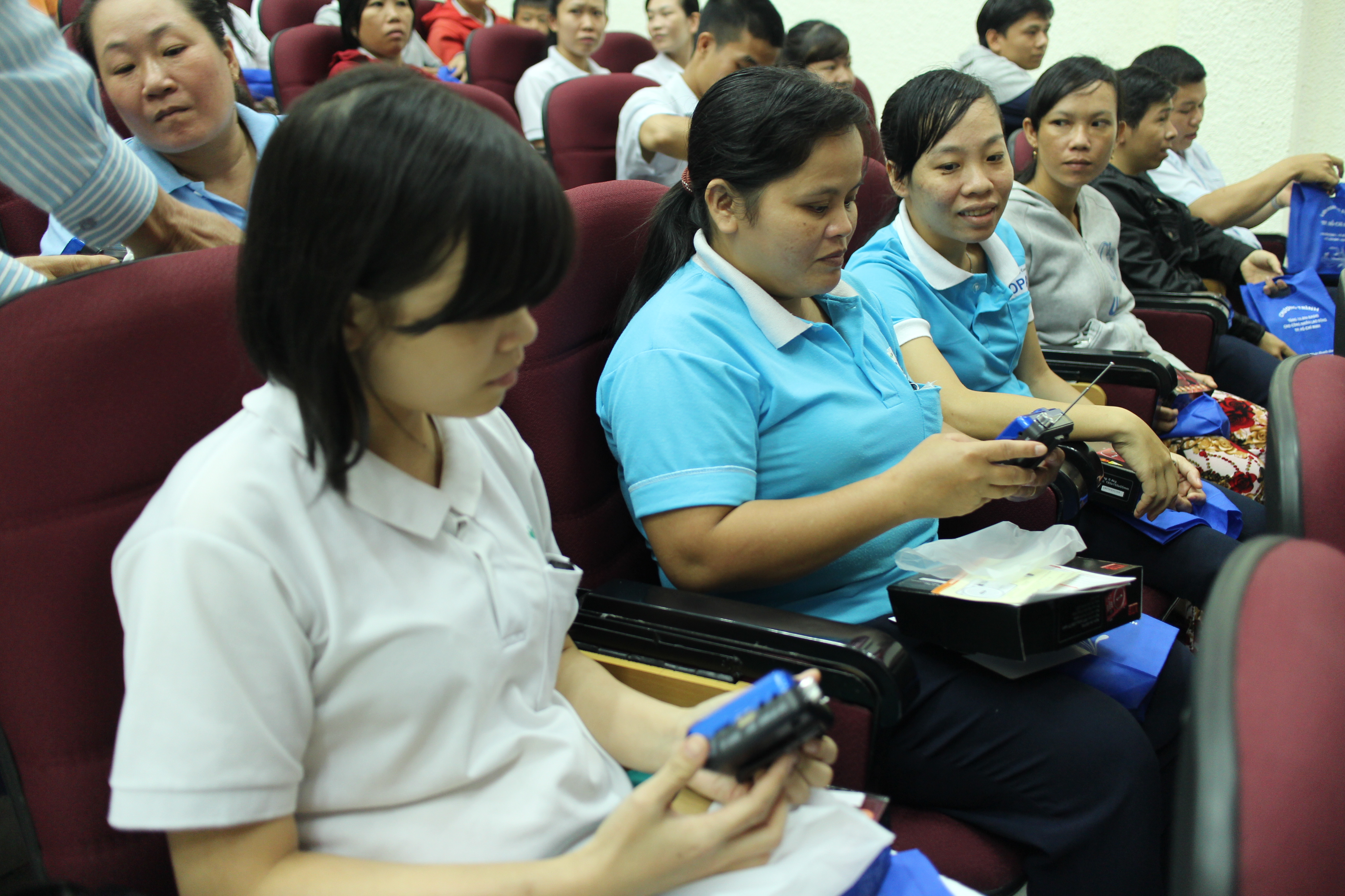 Niềm vui của c&ocirc;ng nh&acirc;n Khu c&ocirc;ng nghệ cao khi nhận được radio