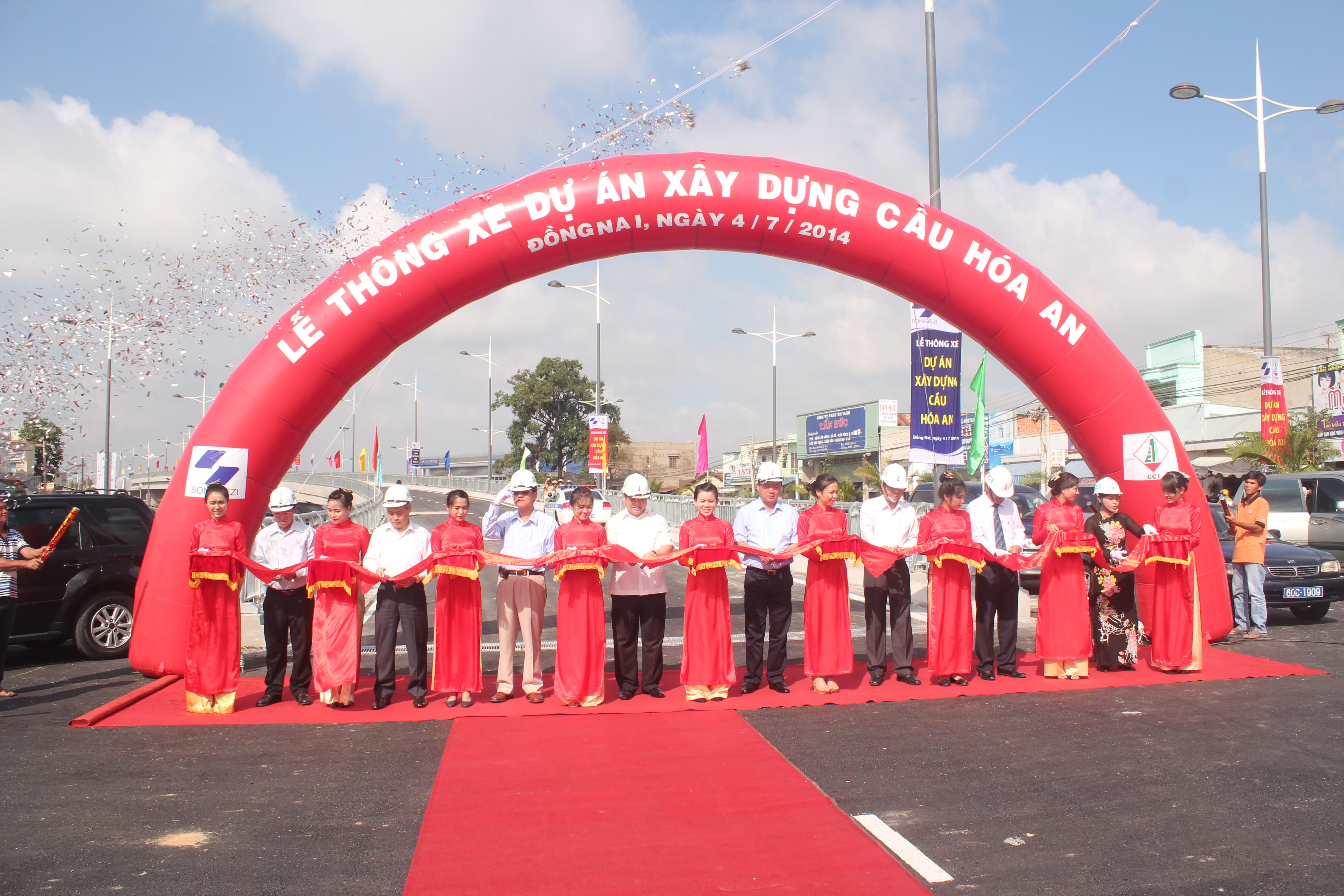 Cắt băng tại lễ th&ocirc;ng xe cầu H&oacute;a An