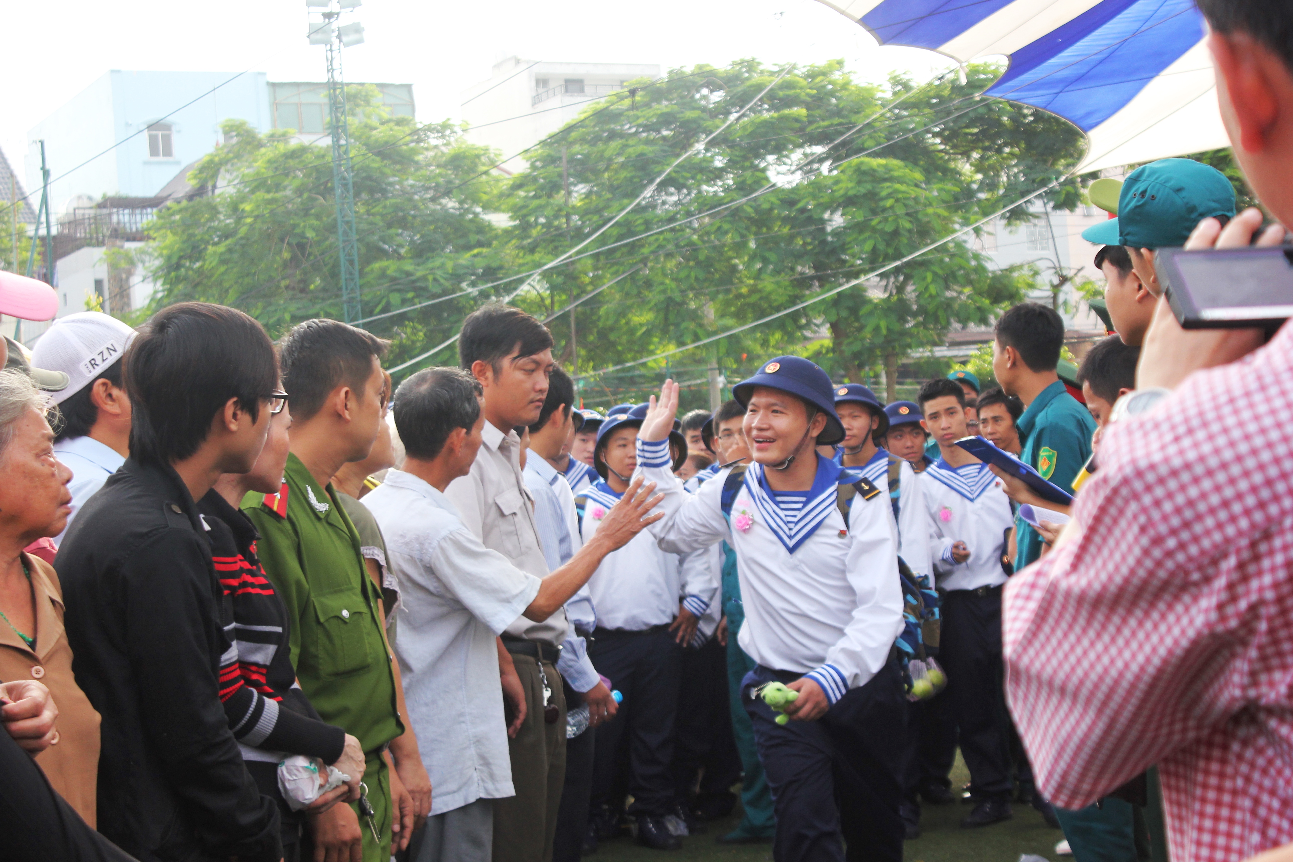 C&ograve;n ch&agrave;o ba mẹ, con l&ecirc;n đường l&agrave;m nghĩa vụ thi&ecirc;ng li&ecirc;ng, bảo vệ Tổ quốc