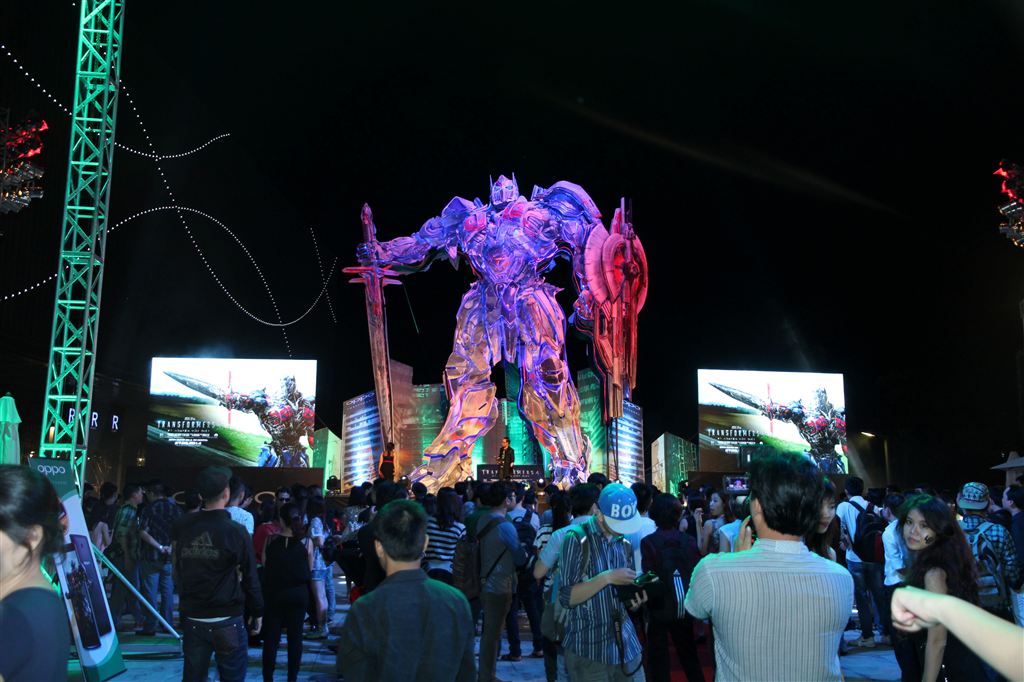 "Đả nữ" Ngô Thanh Vân tạo dáng bên mô hình Optimus Prime