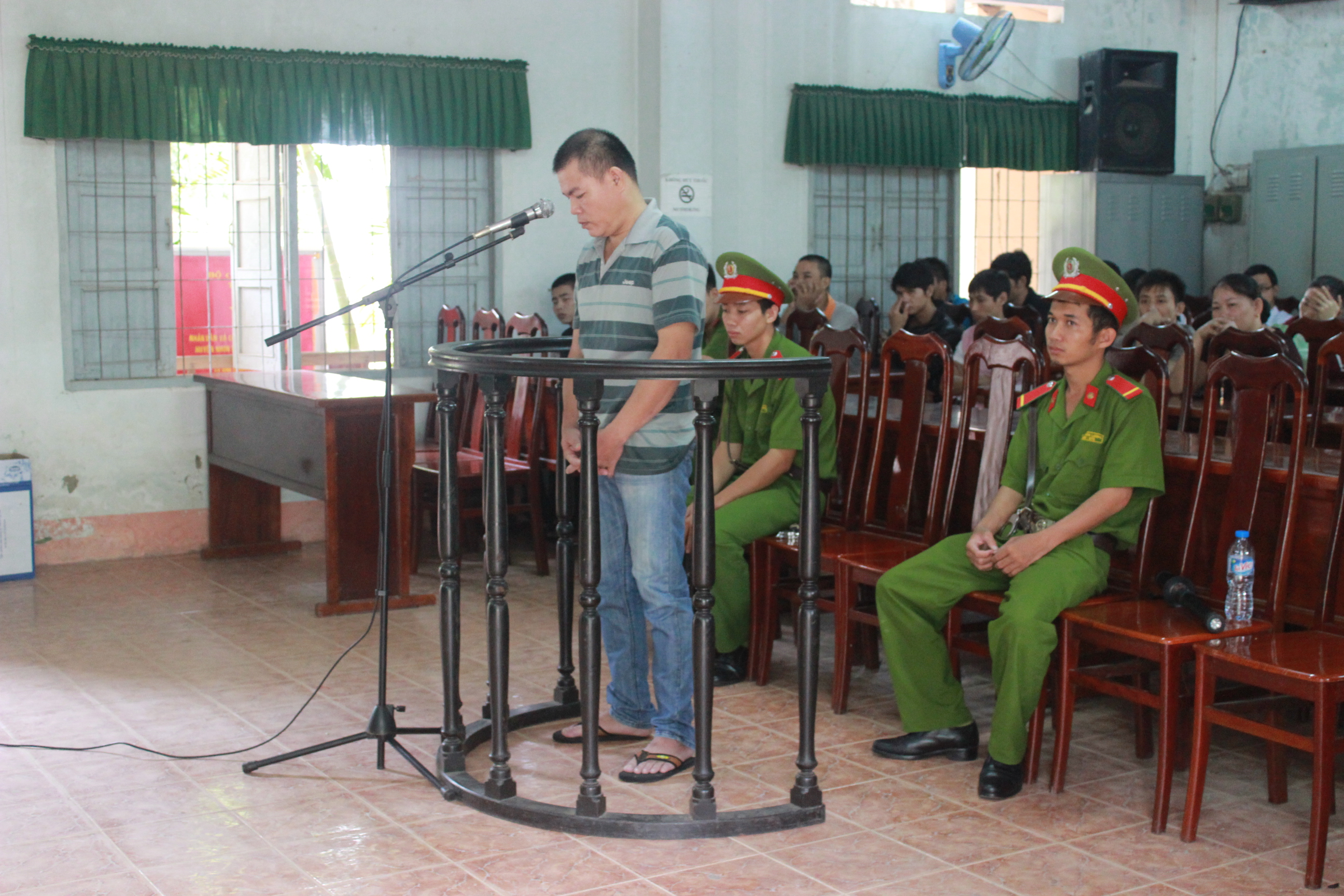 "Hôi của" nhân vụ gây rối, một công nhân bị tù