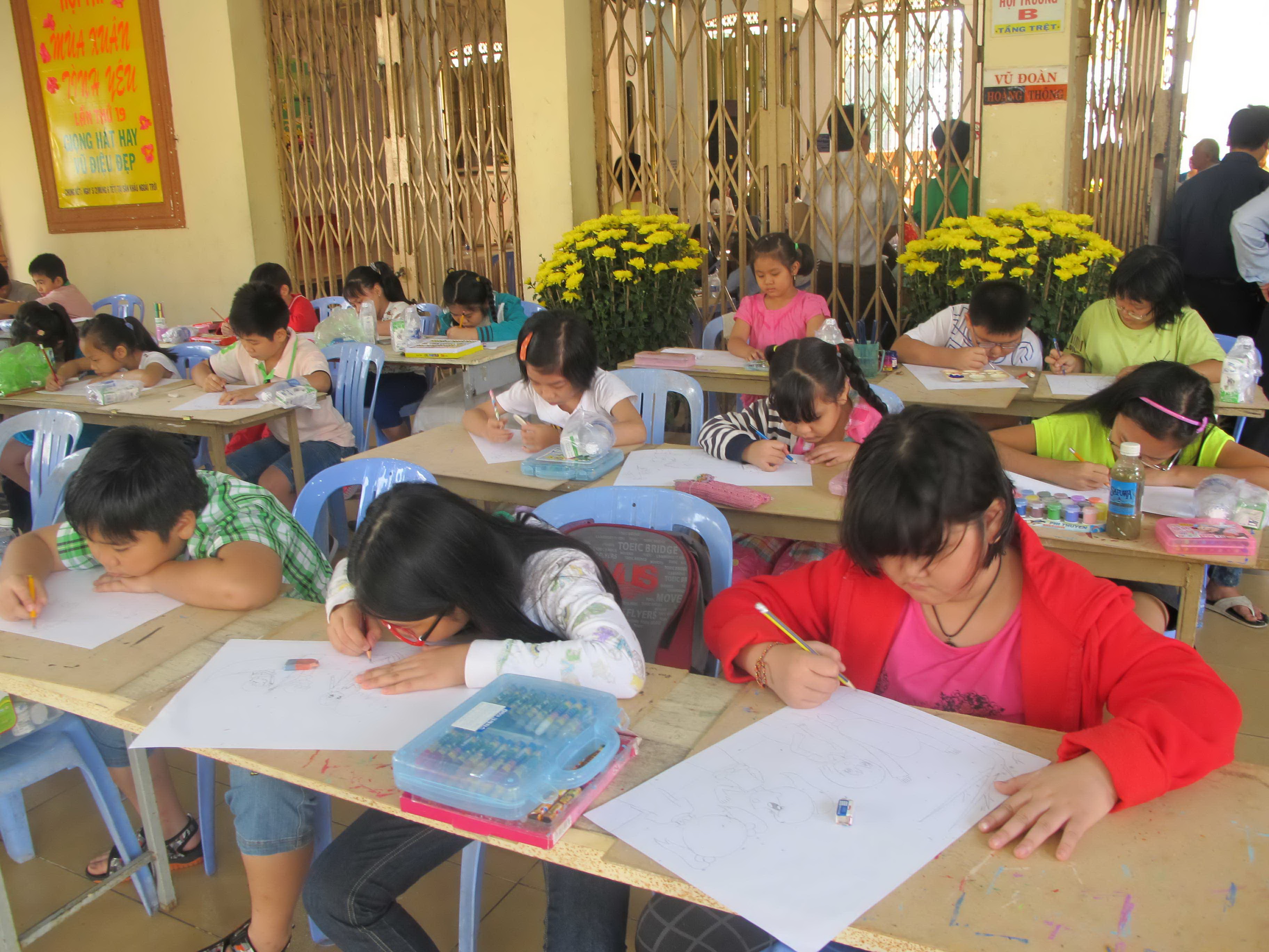 Các thí sinh tham gia Hội thi vẽ tranh