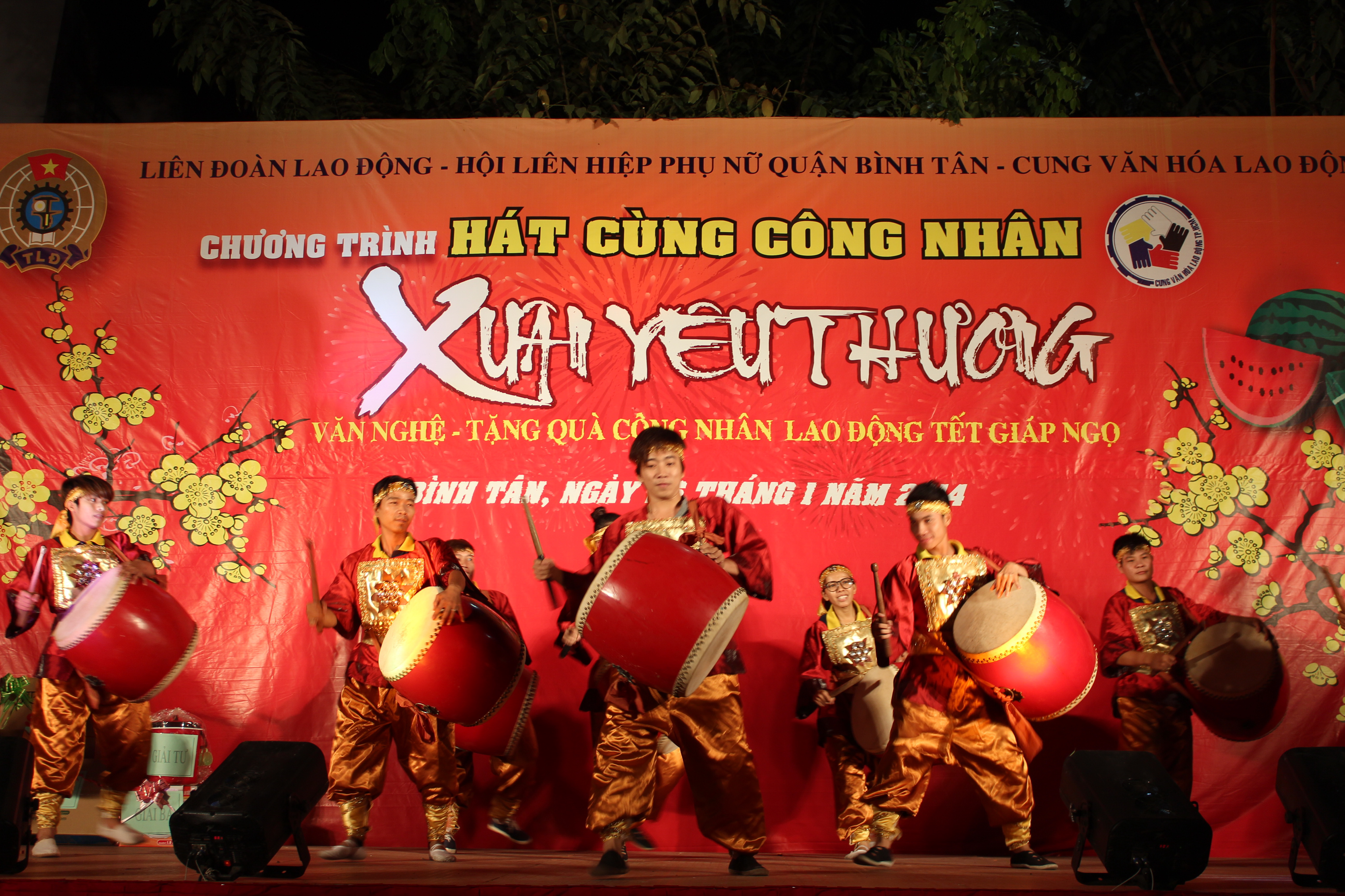 Tiết mục văn nghệ mở m&agrave;n cho chương tr&igrave;nh 