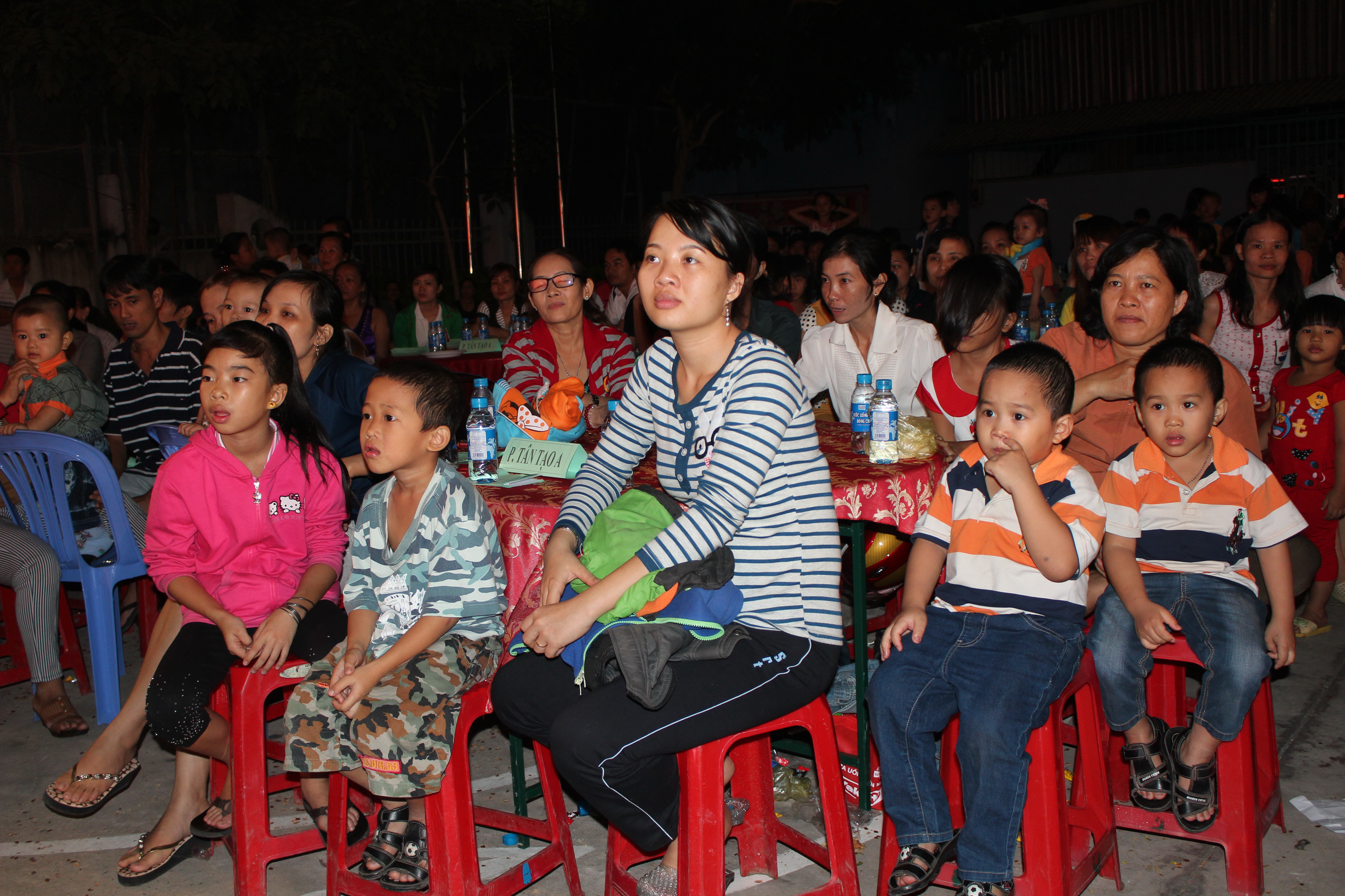Gia đ&igrave;nh c&ocirc;ng nh&acirc;n vui vẻ thưởng thức chương tr&igrave;nh văn nghệ