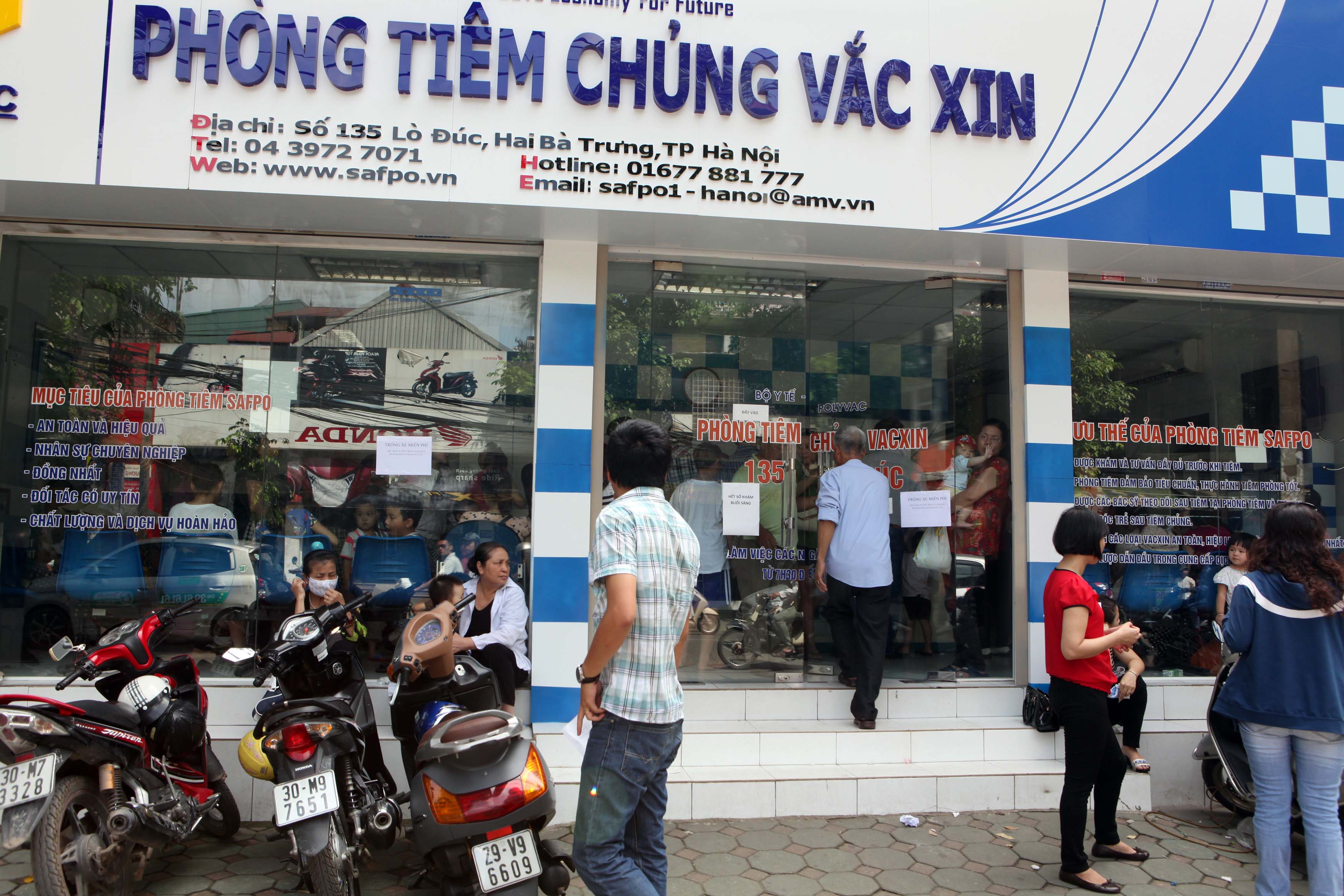 Tại một điểm ti&ecirc;m chủng dịch vụ kh&aacute;c tr&ecirc;n phố L&ograve; Đ&uacute;c cũng rất đ&ocirc;ng người chờ ti&ecirc;m vắc-xin