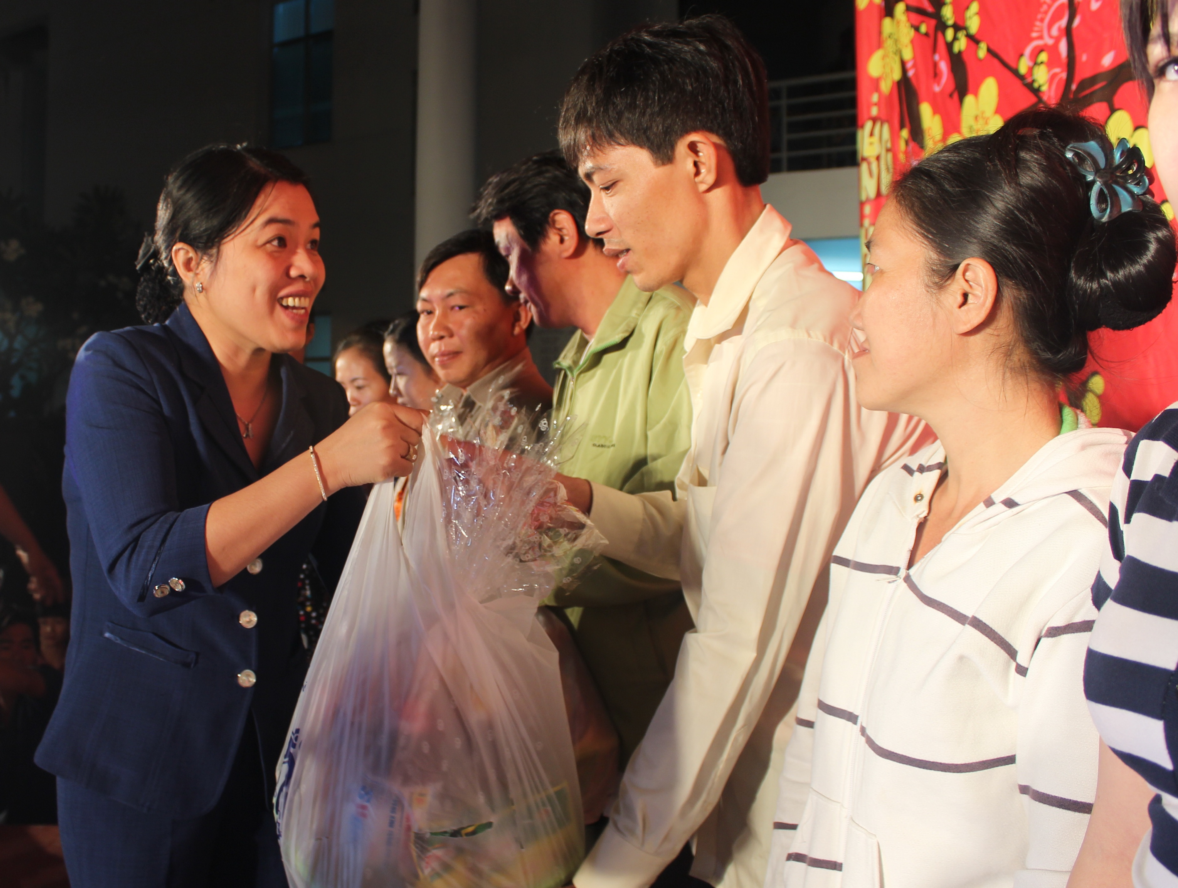 B&agrave; Nguyễn Trần Phượng Tr&acirc;n, Ph&oacute; Chủ tịch LĐLĐ TP trao qu&agrave; cho gia đ&igrave;nh c&ocirc;ng nh&acirc;n