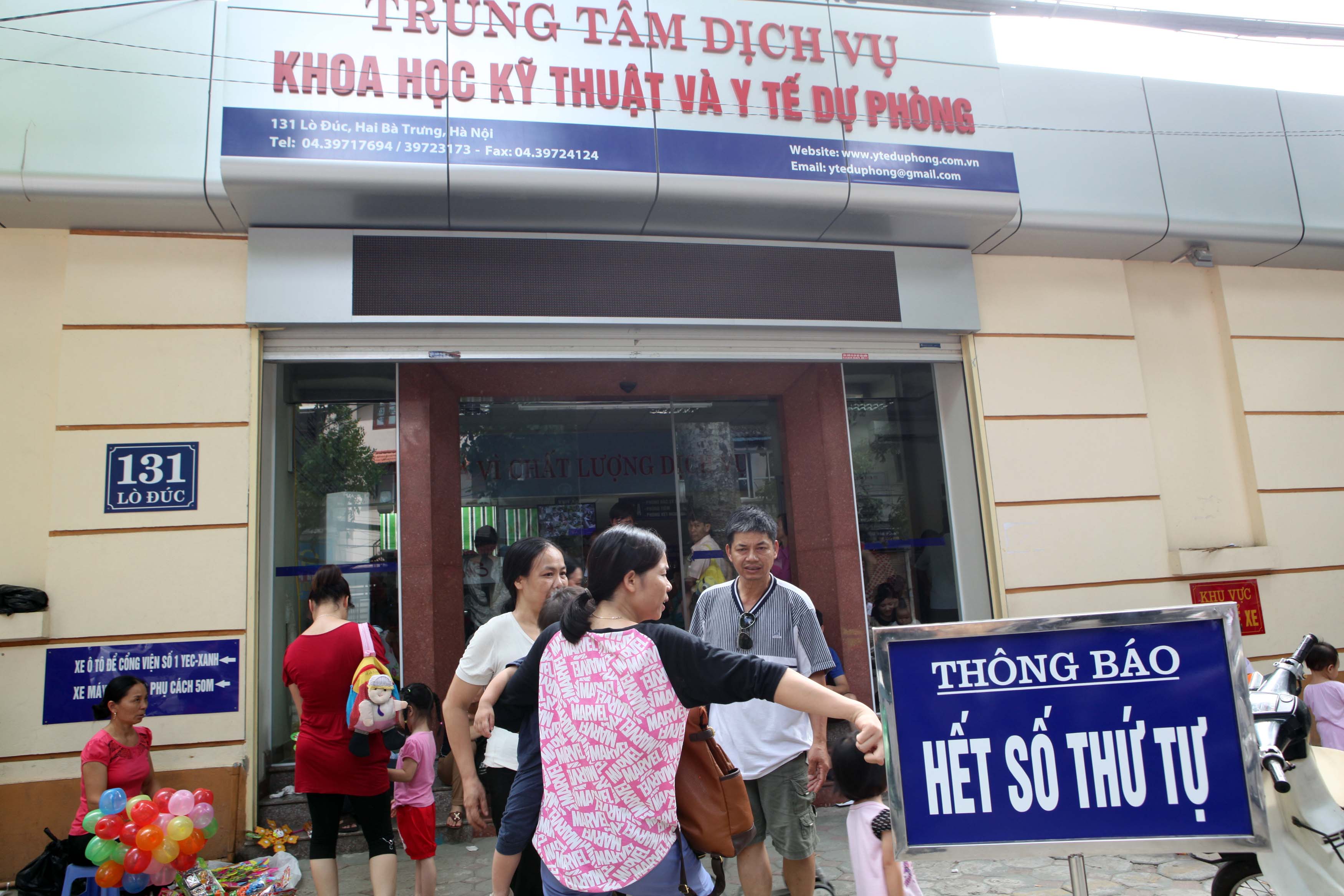 Hơn 9 giờ s&aacute;ng, điểm ti&ecirc;m chủng đ&atilde; th&ocirc;ng b&aacute;o hết số thứ tự