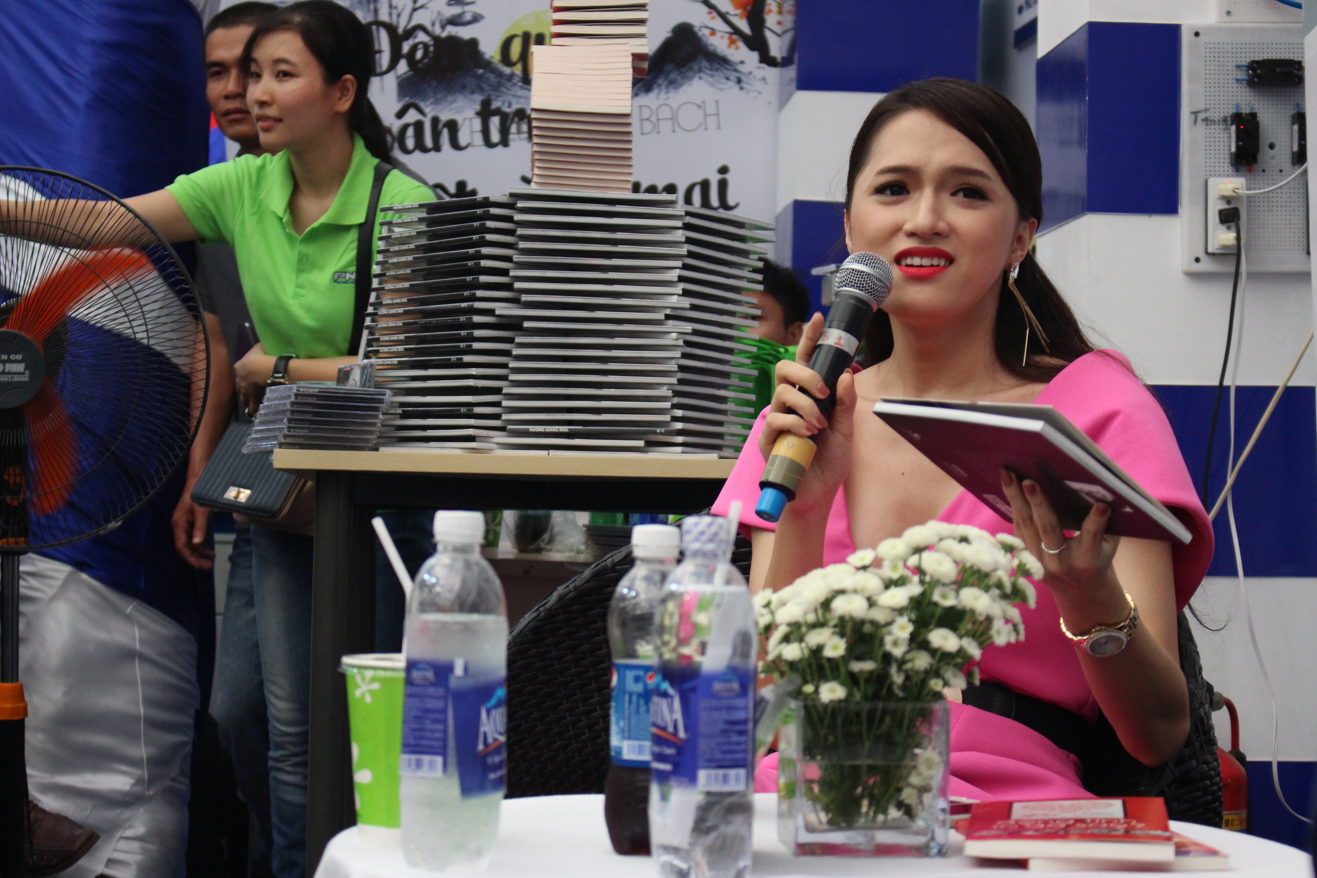 Hương Giang tại buổi giao lưu