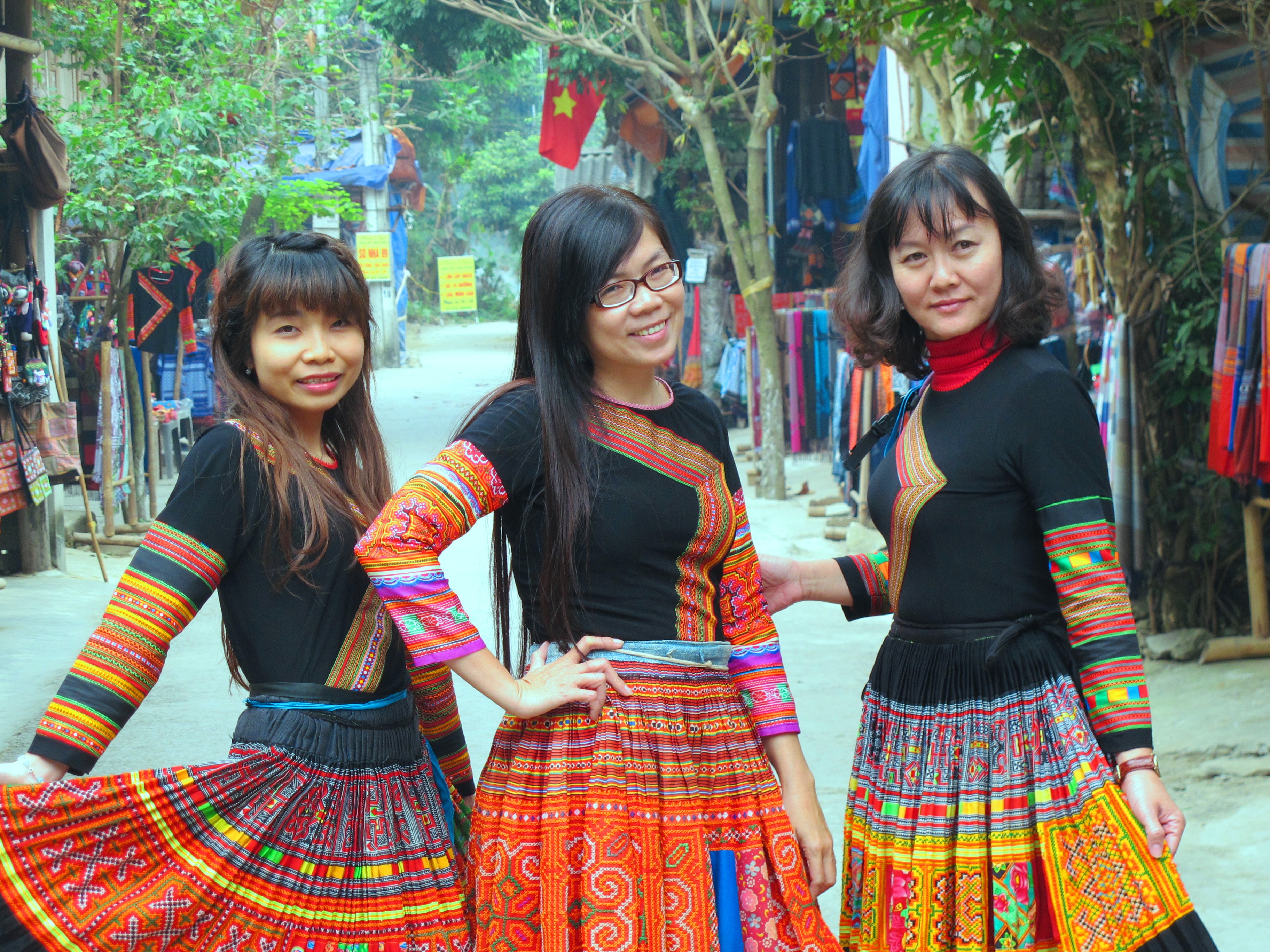 Du kh&aacute;ch c&oacute; thể h&oacute;a th&agrave;nh người HM&ocirc;ng trong trang phục d&acirc;n tộc
ảnh: T.Ph&uacute;c