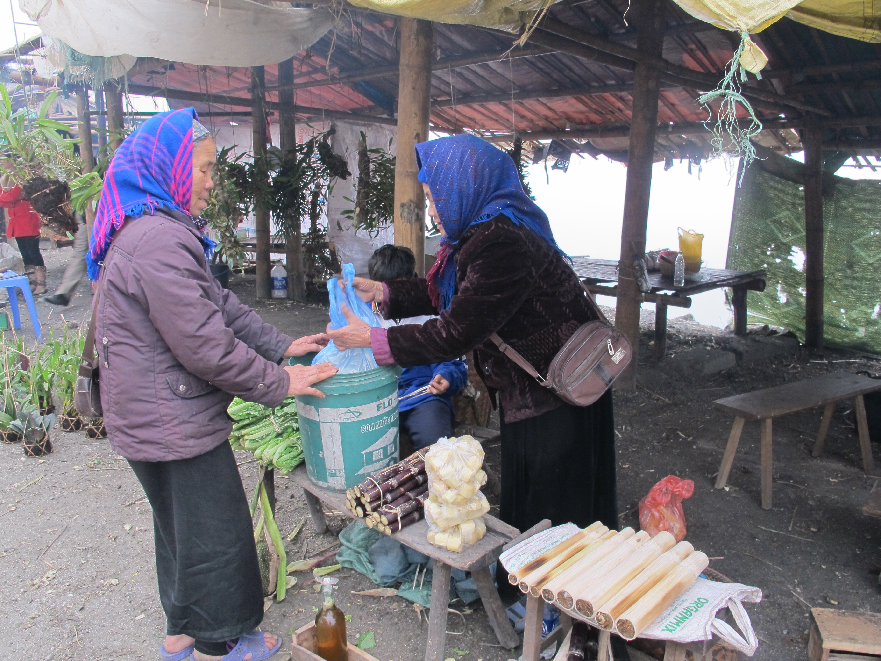 Cơm lam tr&ecirc;n đỉnh Thung Khe