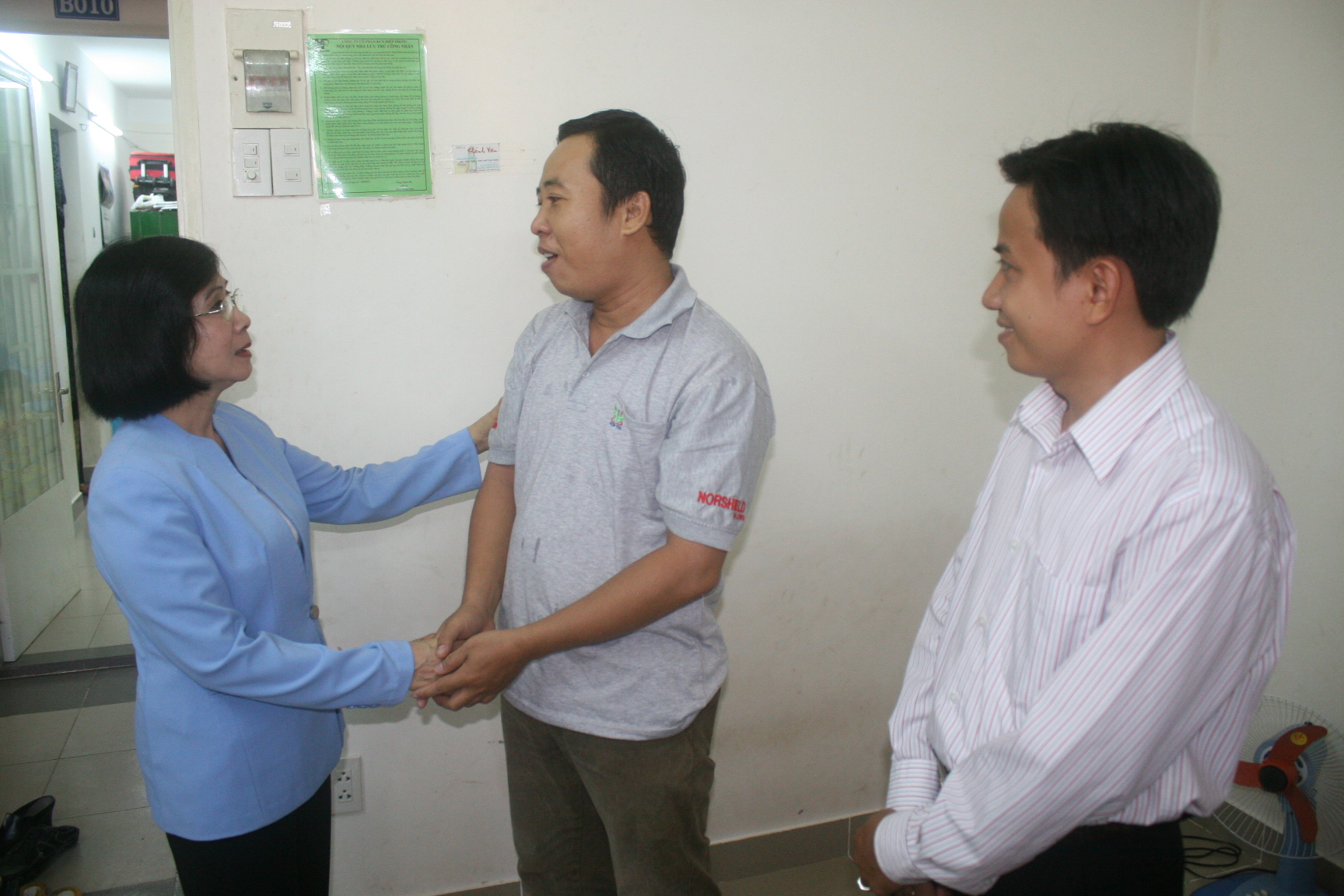 B&agrave; Nguyễn Thị Thu H&agrave;, Ủy vi&ecirc;n Trung ương Đảng, Ph&oacute; B&iacute; thư Th&agrave;nh ủy TP HCM, thăm hỏi c&ocirc;ng nh&acirc;n ở Khu lưu tr&uacute; KCN Hiệp Phước