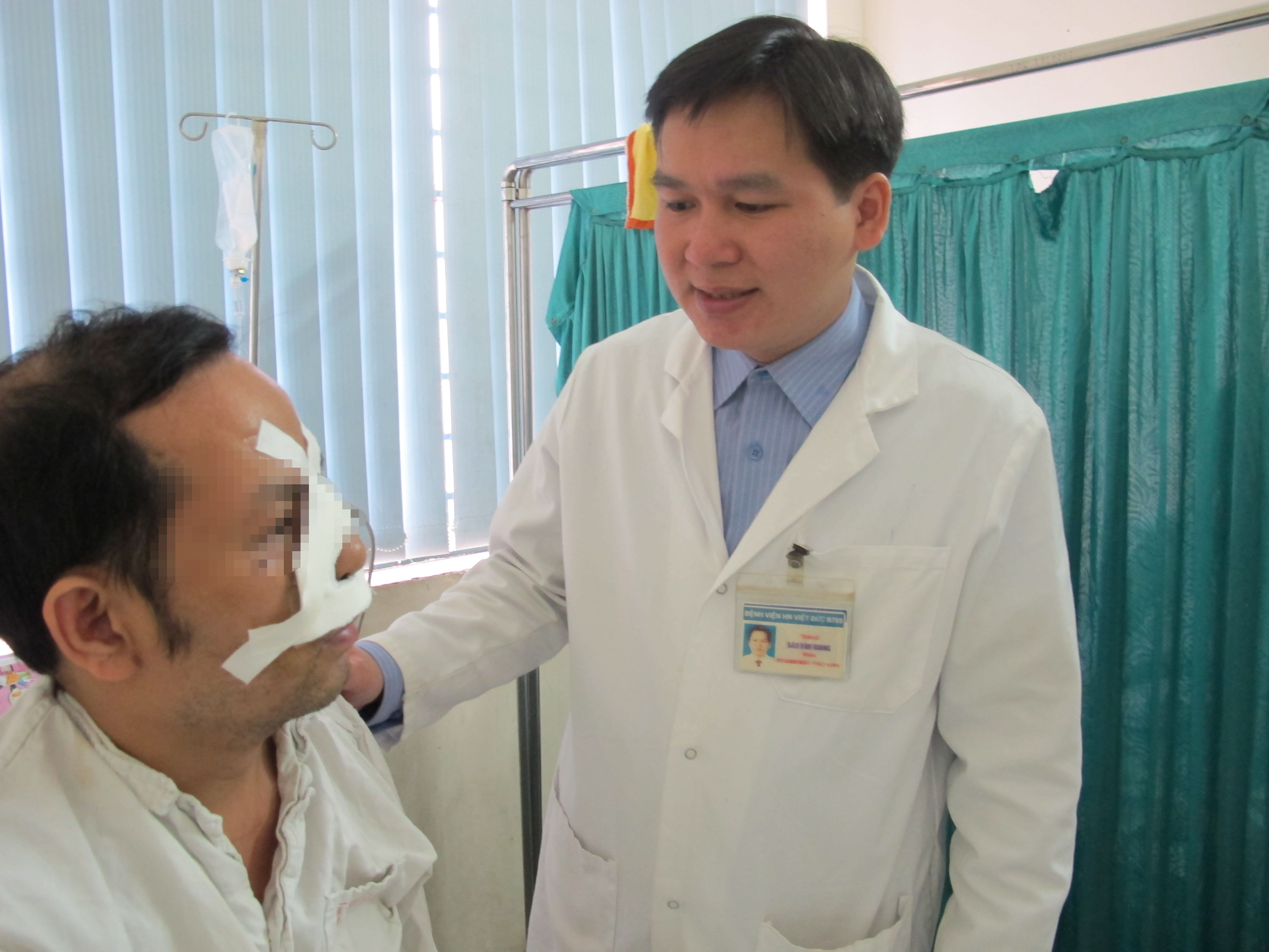 B&aacute;c sĩ Đ&agrave;o Văn Giang v&agrave; bệnh nh&acirc;n nam được phẫu thuật nối mũi th&agrave;nh c&ocirc;ng