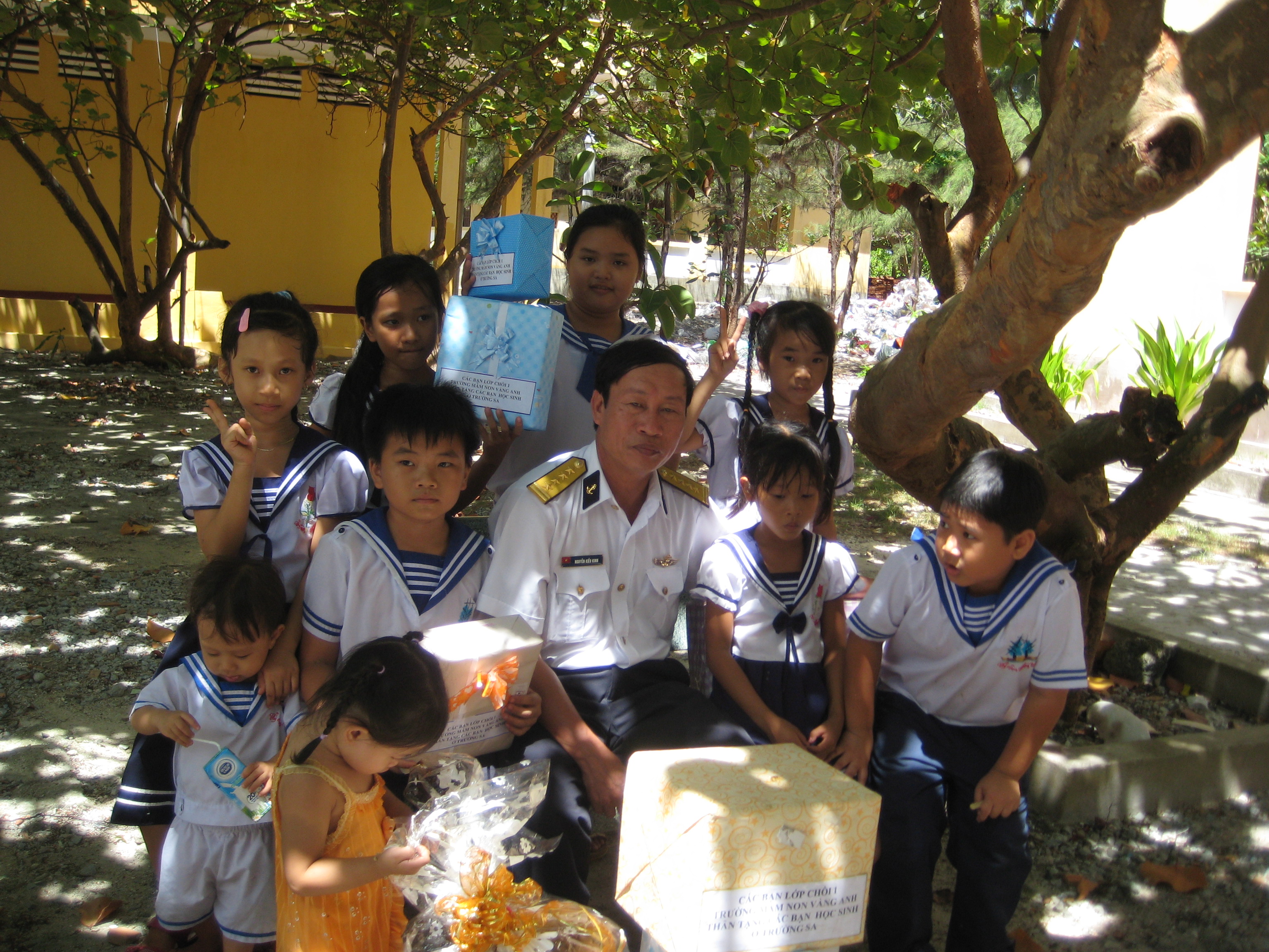 C&aacute;c em học sinh ở Trường Sa