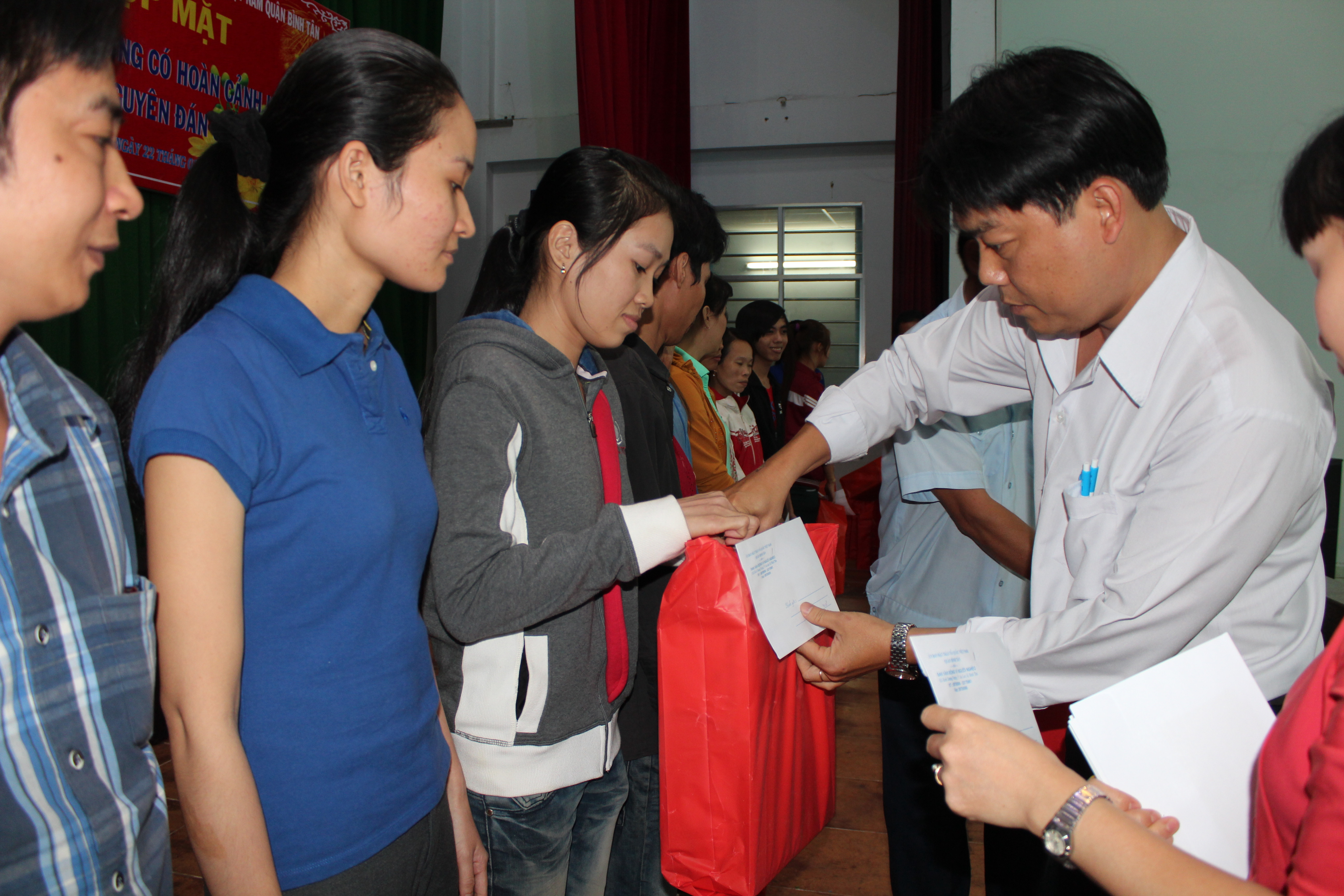 &Ocirc;ng Nguyễn Văn Hải, Ph&oacute; Chủ tịch LĐLĐ quận B&igrave;nh T&acirc;n, TP HCM tặng qu&agrave; cho c&ocirc;ng nh&acirc;n C&ocirc;ng ty TNHH SB International bị mất việc l&agrave;m