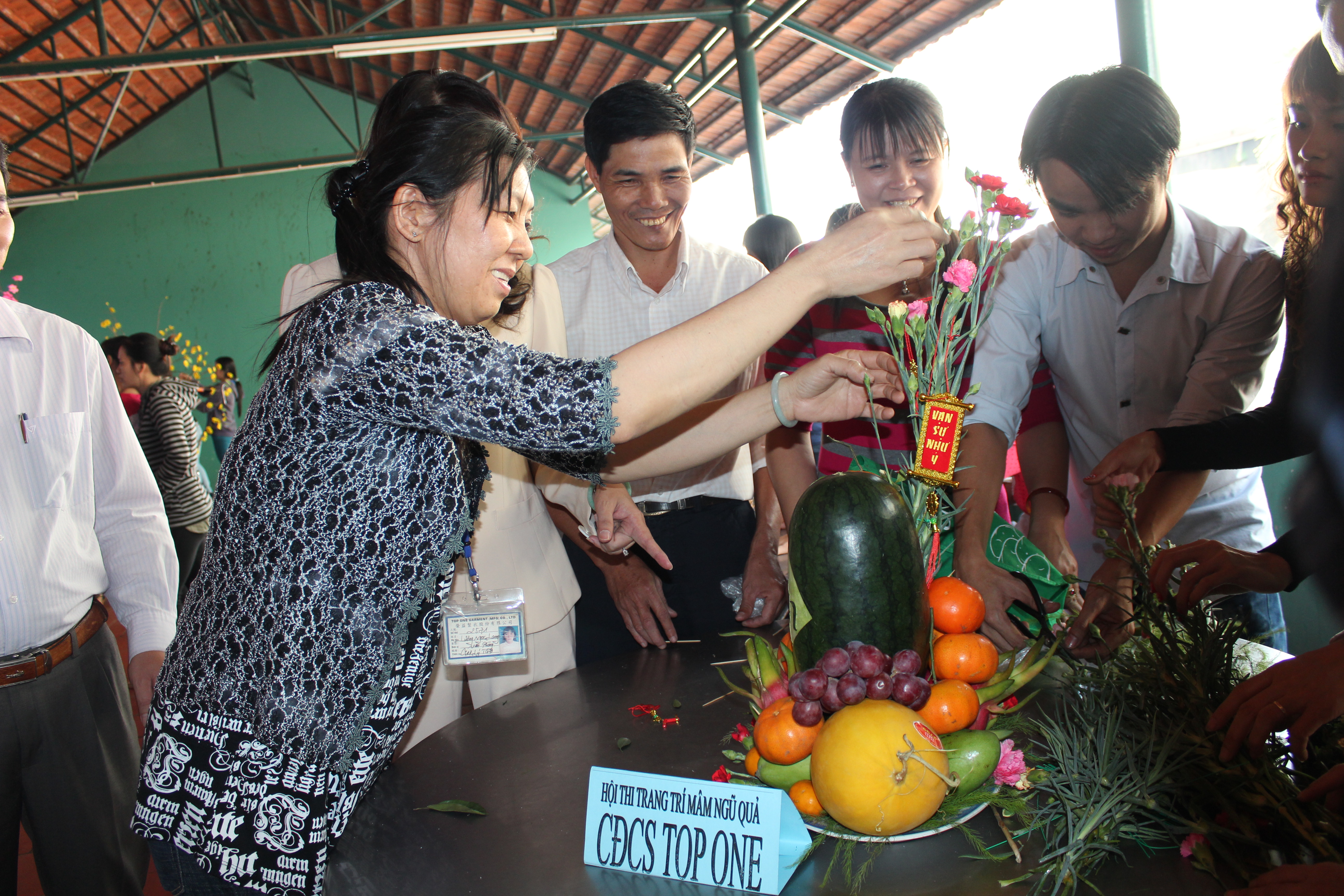 Công nhân rộn rã đón Xuân