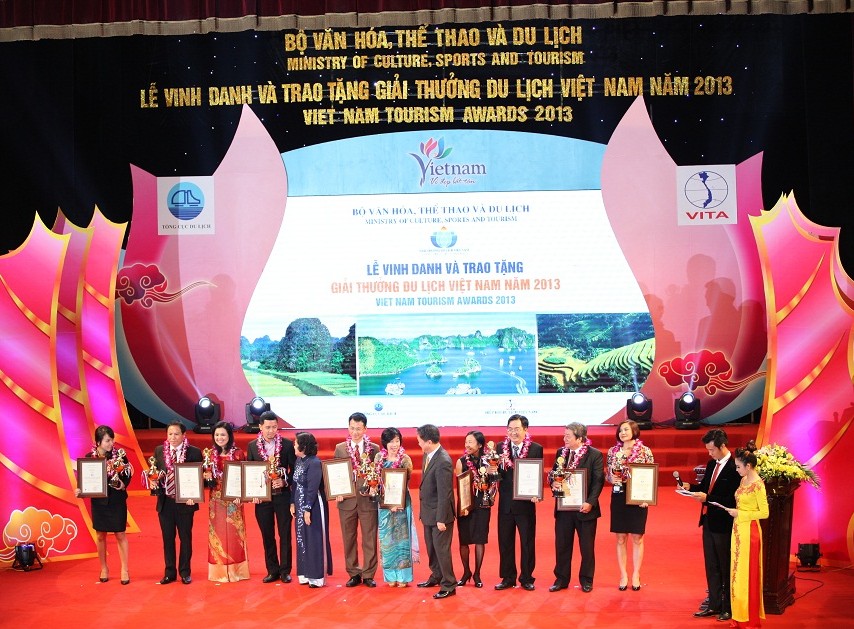 TST tourist nhận giải thưởng Du lịch Việt Nam 2013