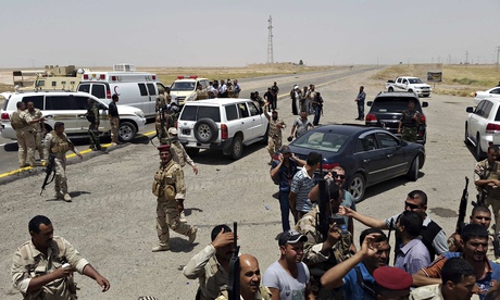 Lực lượng an ninh Iraq và tình nguyện viên ở vùng ngoại ô tỉnh Diyala. Ảnh: Reuters