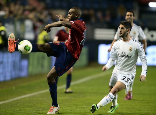 Isco (23) gây nhiều sức ép cho hàng thủ Osasuna