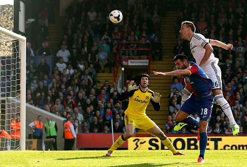 John Terry đánh đầu đưa bóng vào lưới nhà