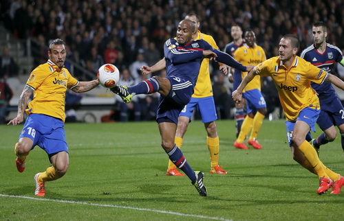 Briand (Lyon) trước h&agrave;ng thủ d&agrave;y đặc của Juventus