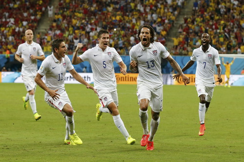 Jermaine Jones (13) sau pha ghi bàn gỡ hòa phút 64