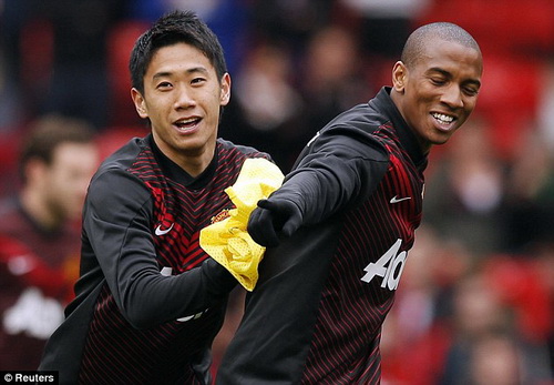 Kagawa v&agrave; Young kh&oacute; giữ được chỗ đứng ở Old Trafford
