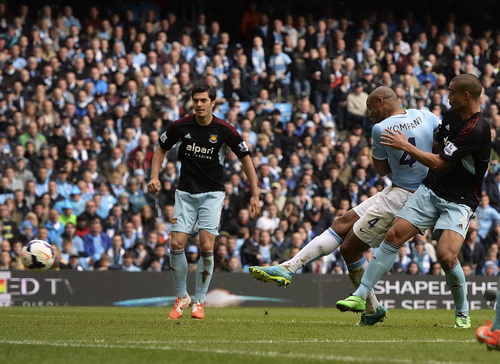 Kompany ghi b&agrave;n, ấn định chiến thắng 2-0 cho Man City