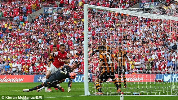 Koscielny gỡ h&ograve;a 2-2, gi&uacute;p Arsenal nu&ocirc;i lại hy vọng