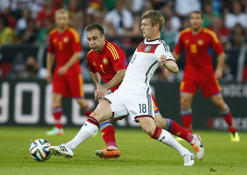 Toni Kroos trước hàng phòng ngự Armenia