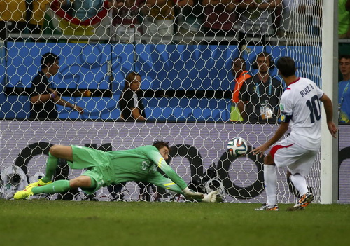 Tim Krul đẩy quả đ&aacute; 11 m&eacute;t thứ nh&igrave; của Bryan Ruiz