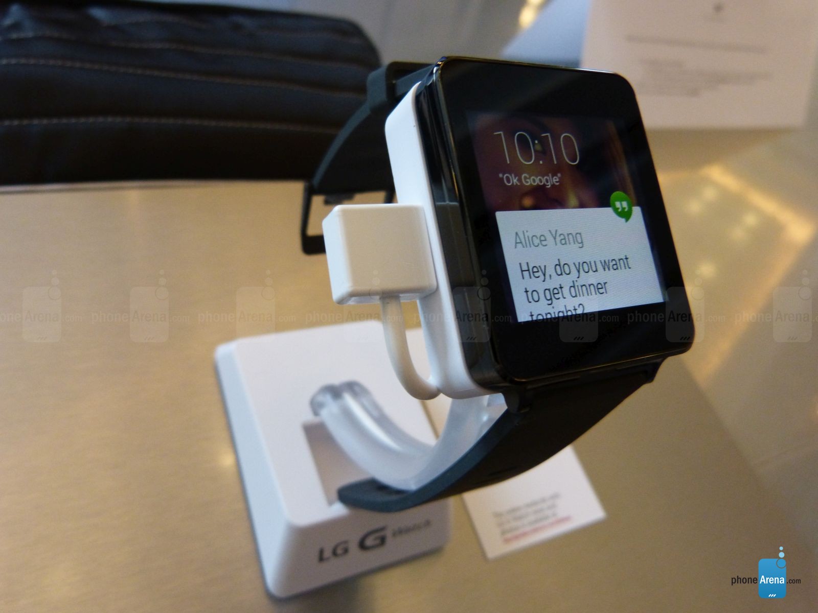 Điểm đáng chú ý của G Watch là không một nút điều hường cứng nào được tìm thấy.