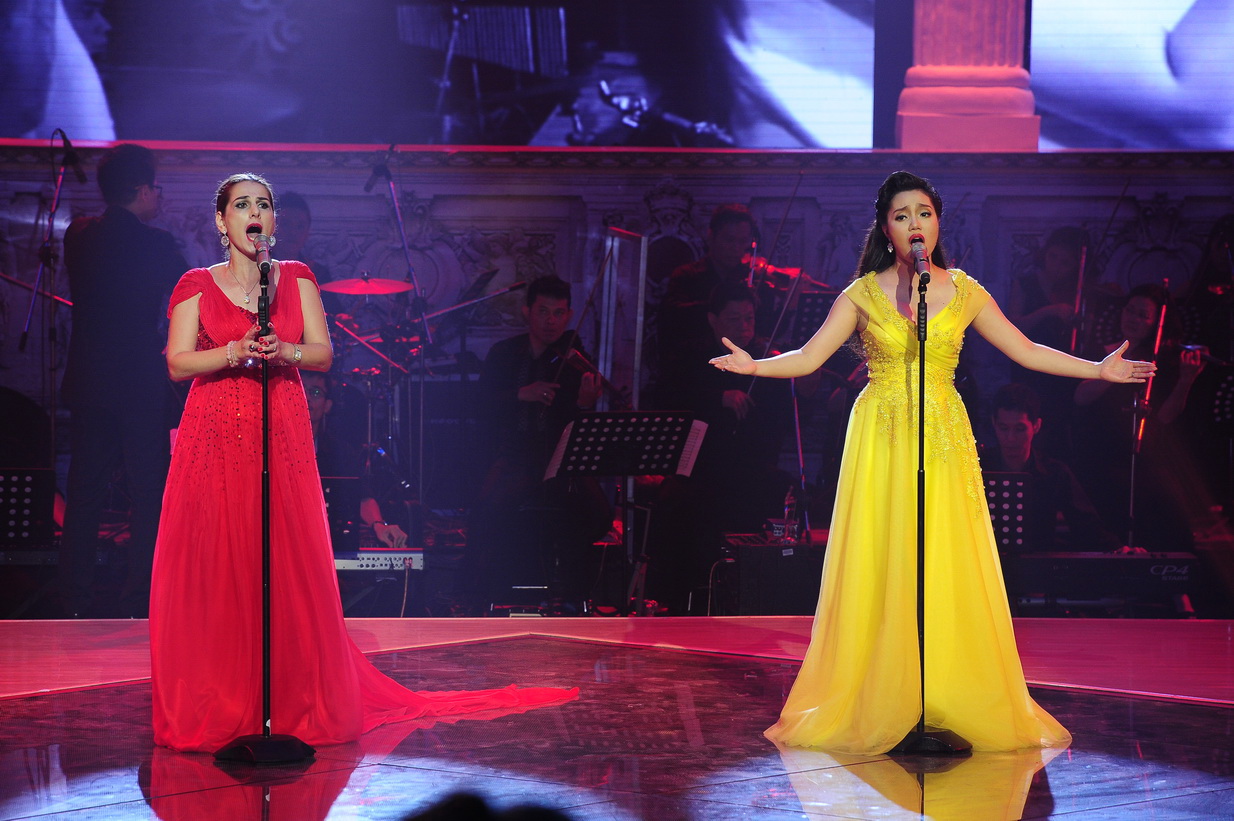 Song ca c&ugrave;ng gi&aacute;m khảo
