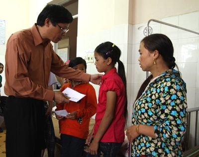 L&atilde;nh đạo tỉnh Lai Ch&acirc;u hỗ trợ ban đầu cho th&acirc;n nh&acirc;n c&aacute;c gia đ&igrave;nh bị nạn. ảnh: Thanh Thủy-Khắc Ki&ecirc;n/VOV