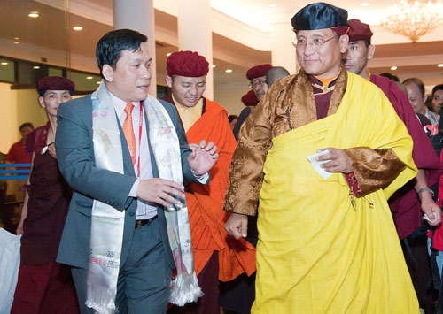 Đức Pháp vương Gyalwang Drukpa trên tàu bay VietJet