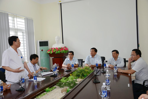 Bộ trưởng Đinh La Thăng (thứ ba từ tr&aacute;i qua) v&agrave; Thứ trưởng Nguyễn Thanh Long (thứ hai từ tr&aacute;i qua) nghe l&atilde;nh đạo Bệnh viện L&agrave;o Cai b&aacute;o c&aacute;o về việc cấp cứu, cứu chữa người bị nạn