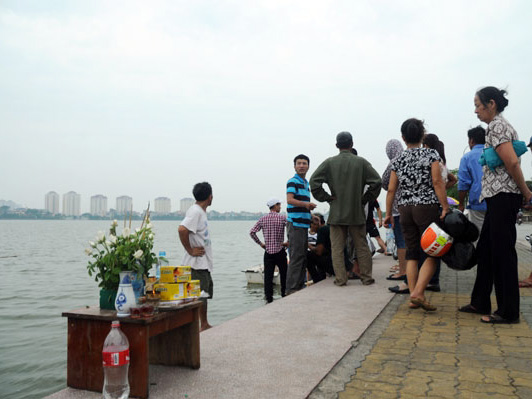 Lập ban thờ nạn nh&acirc;n vụ lật thuyền kayak ngay tr&ecirc;n bờ Hồ T&acirc;y