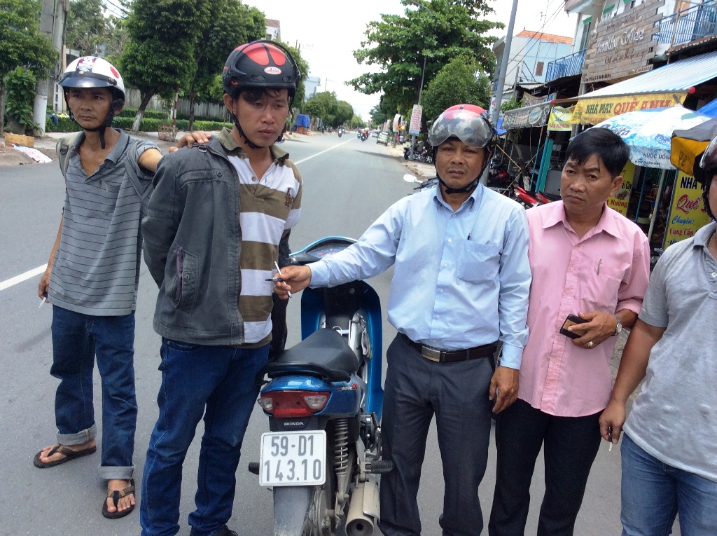 T&ecirc;n trộm L&ecirc; Hữu Sơn (thứ 2 từ tr&aacute;i sang) c&ugrave;ng chiếc xe l&agrave; tang vật vụ trộm, bị hiệp sĩ Nguyễn Thanh Hải c&ugrave;ng đồng đội bắt n&oacute;ng v&agrave;o trưa 20-8.