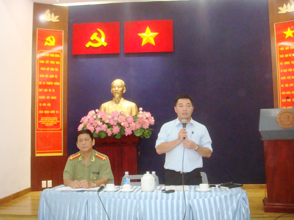 &Ocirc;ng L&ecirc; Trương Hải Hiếu, Ph&oacute; Chủ tịch UBND quận 1 - TP HCM, th&ocirc;ng tin về vụ tự thi&ecirc;u trước cổng Hội trường Thống Nhất v&agrave;o s&aacute;ng 23-5, nhằm phản đối Trung Quốc.
