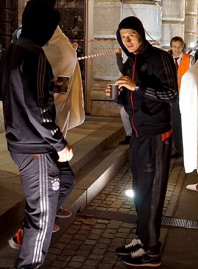 Robert Lewandowski d&ugrave;ng cafe để bớt căng thẳng