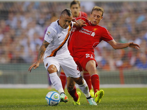 Radja Nainggolan (Roma, tr&aacute;i) đi b&oacute;ng trước sự truy cản của Lucas Leiva