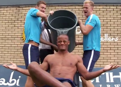 Vincent Kompany thực hiện th&aacute;ch thức, c&oacute; sự trợ gi&uacute;p của Dzeko v&agrave; Joe Hart