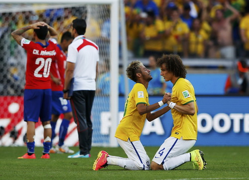 David Luiz (phải) v&agrave; Neymar vui mừng sau chiến thắng trước Chile