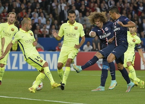 David Luiz (giữa) ghi bàn mở tỉ số