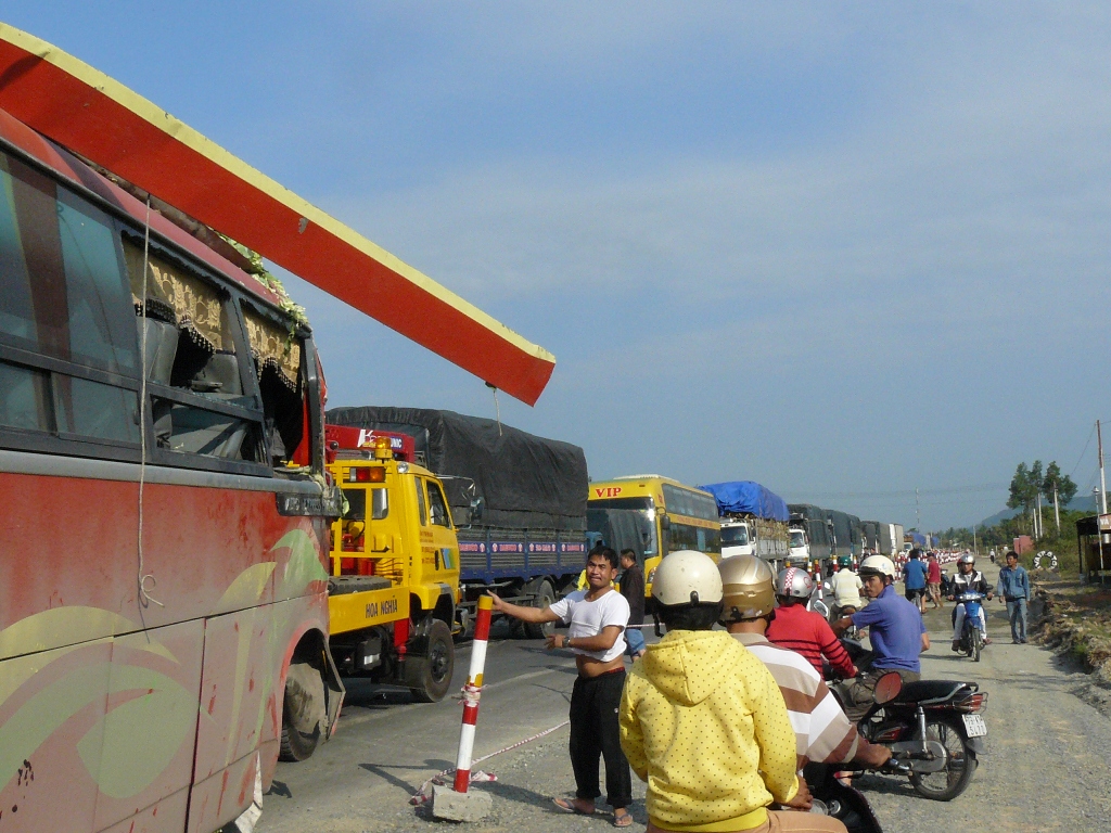 &Ugrave;n tắc giao th&ocirc;ng dữ dội sau tai nạn